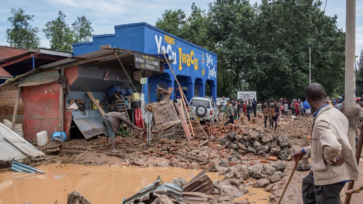 Záplavy a sesuvy půdy si ve Rwandě a Ugandě vyžádaly nejméně 135 obětí